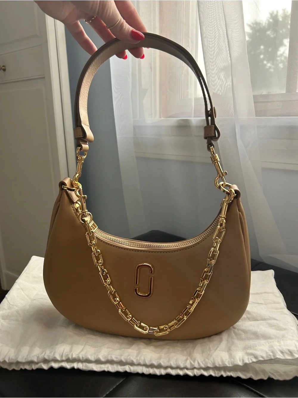 Marc Jacobs Tan Leather Shoulder Bag with Gold Chain - Picture 5 of 13